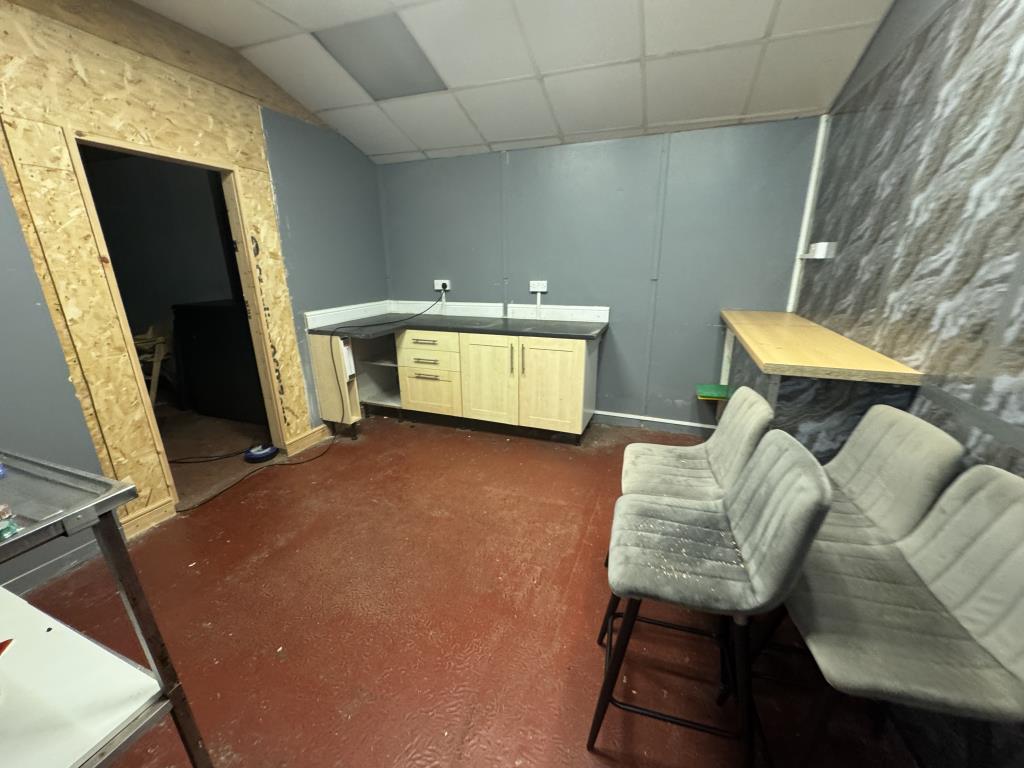 Lot: 93 - PART LET TOWN CENTRE COMMERCIAL INVESTMENT WITH POTENTIAL - Kitchen